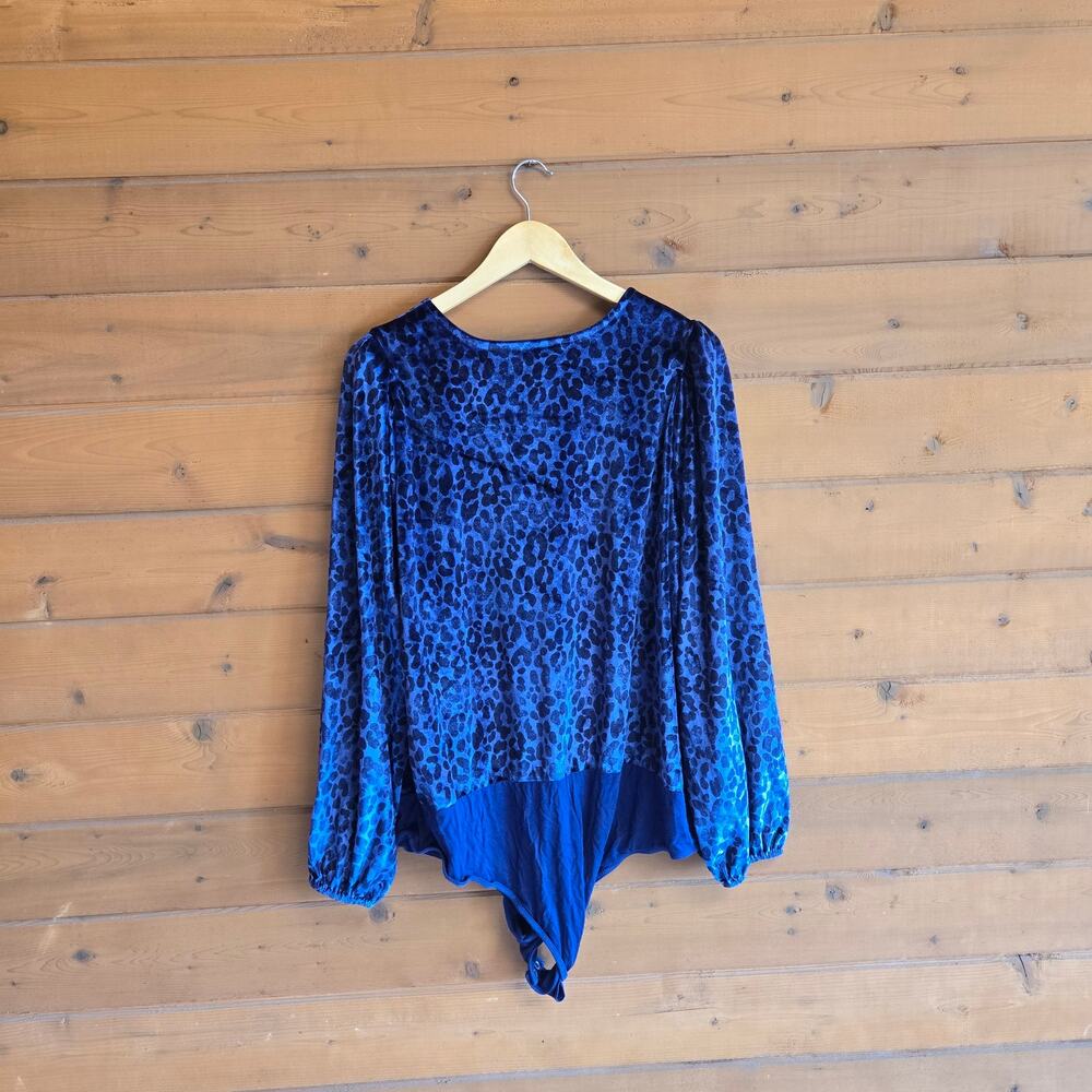 Torrid Blue Leopard Bodysuit Velvet Long Sleeve 3X Vneck Balloon Sleeve Top - Picture 3 of 6